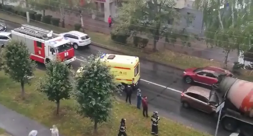 Фото к статье: В Чебоксарах Lada XRAY столкнулась с бетономешалкой: девушку увезли на скорой
