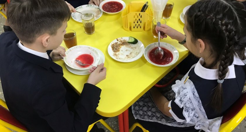 В Батырево отказались кормить детей военных бесплатно