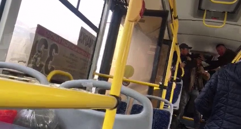 В Чебоксарах трое мужчин устроили драку в автобусе: "Папа, папа, хватит!"