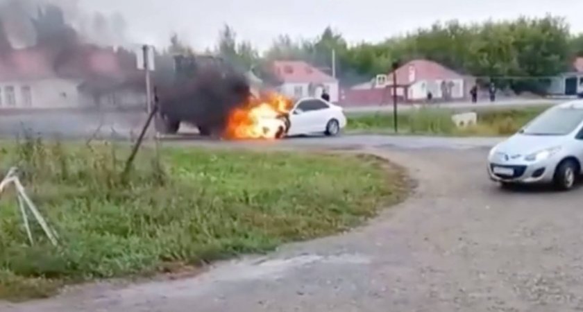В Козловском районе на проезжей части загорелся Mercedes