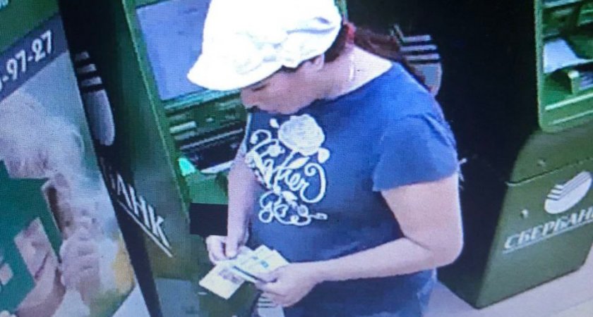 В Чебоксарах ищут женщину, которая шла мимо банкомата и неожиданно обогатилась