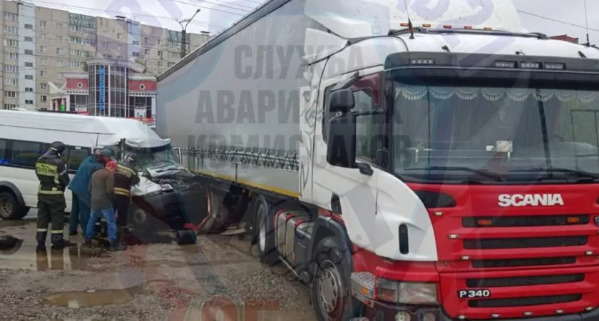 Фото к статье: Маршрутка разбилась о фуру в Новочебоксарске: момент ДТП попал на камеру