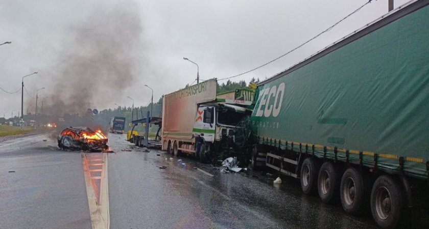 В Чувашии произошло массовое ДТП с погибшим: "Мерседес", горящая "Калина", фура и КамАЗ