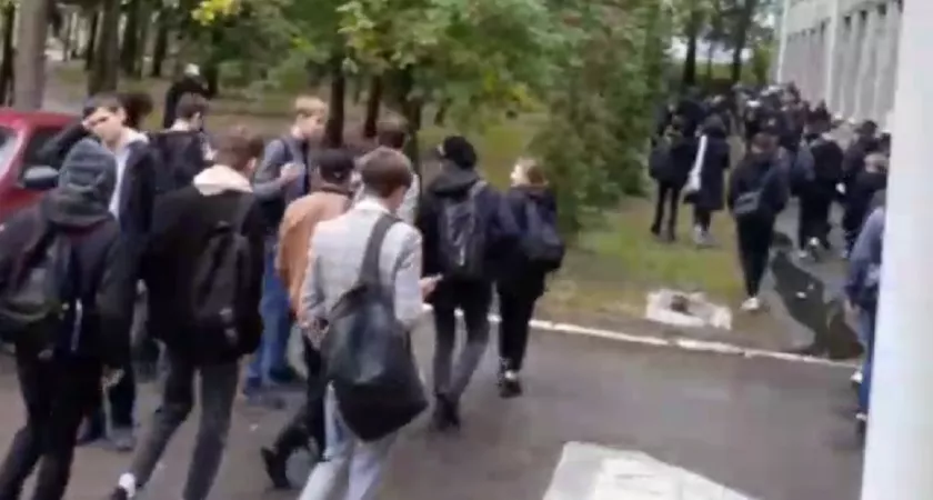 Фото к статье: В чебоксарском колледже прервали занятия и эвакуировали всех студентов