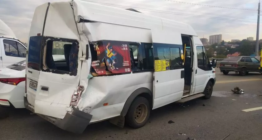 Фото к статье: В Чебоксарах столкнулись самосвал и маршрутка: есть пострадавшие