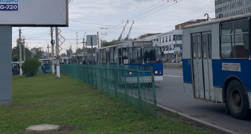 В Чебоксарах несколько троллейбусов встали без электричества: "Оттаскивают тягачами"