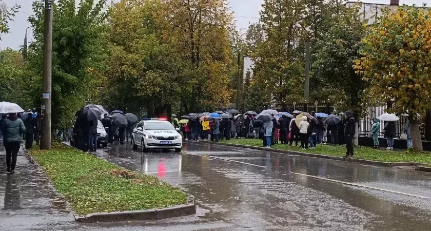 Фото к статье: В Чебоксарах сотни горожан провожают мобилизованных мужчин