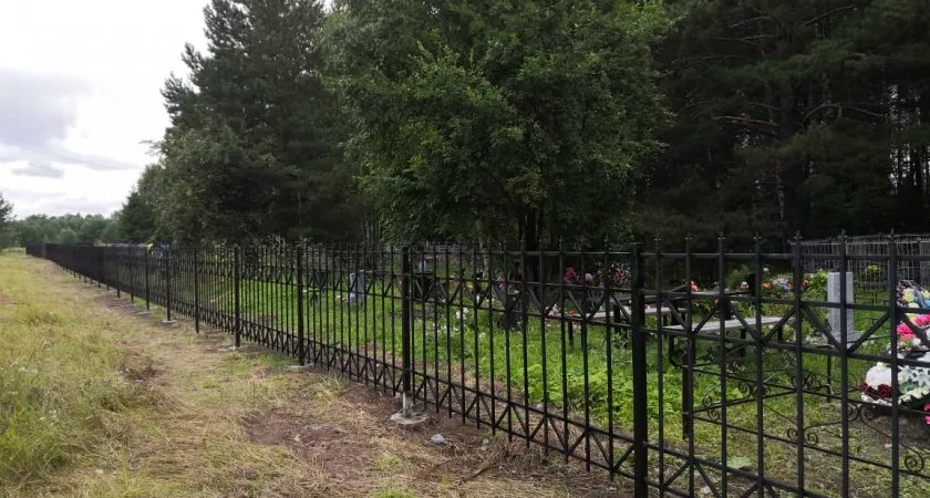 Фото к статье: Житель Чувашии борется с надвигающимся на его участок кладбищем
