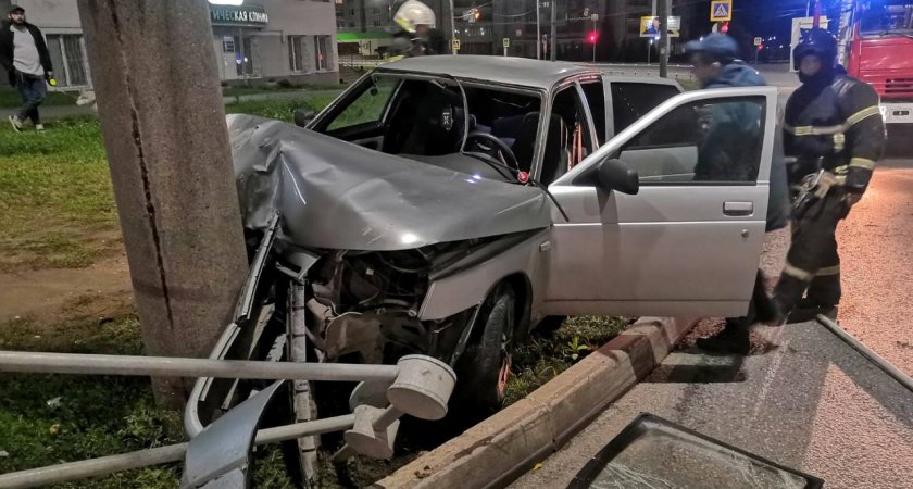 В Чебоксарах водитель разбил "двенашку" о столб и сбежал с места ДТП
