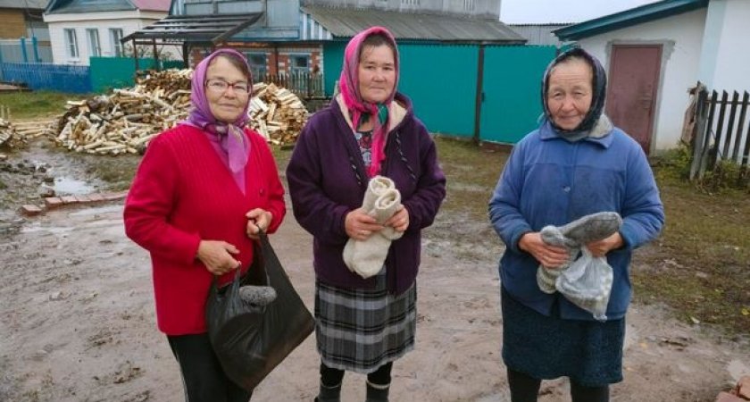 В чувашских деревнях бабушки вяжут шерстяные носки для военных