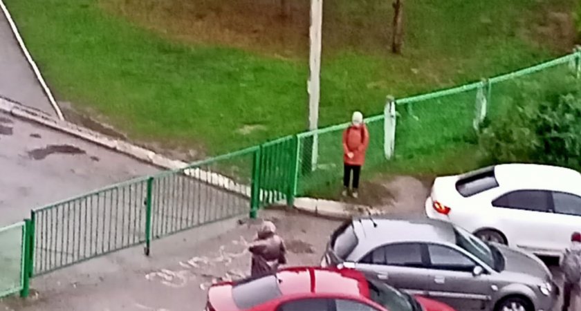 Новочебоксарские школьники мокнут под дождем, пока им не откроет ворота бабушка-охранник