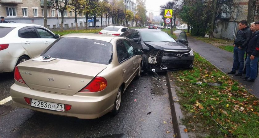 В ДТП с Audi и Toyota в Чебоксарах пострадали две женщины