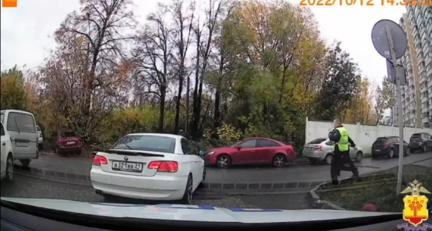 Фото к статье: Водитель BMW без прав устроил гонки с полицейскими в центре Чебоксар