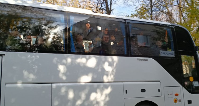 В Чебоксарах под звуки оркестра проводили автобус с мобилизованными