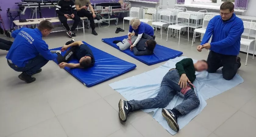 Фото к статье: Медики Чувашии учат мобилизованных, как останавливать кровь и эвакуировать раненых