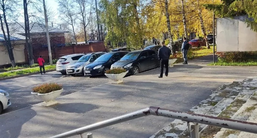 Фото к статье: В Чебоксарах из здания суда вывели людей, вход оцепили