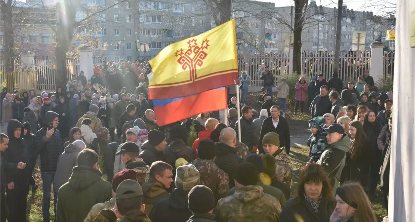 Фото к статье: В Козловке проводили на спецоперацию мобилизованных мужчин