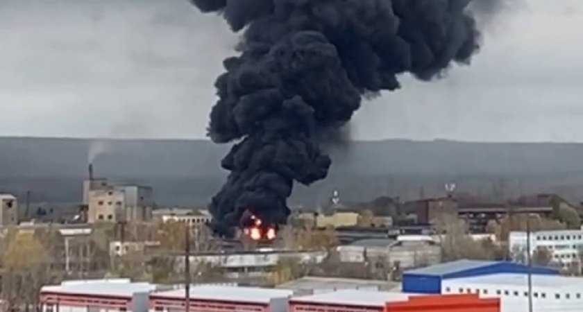 В Новочебоксарске горит предприятие на Промышленной: над городом черный дым