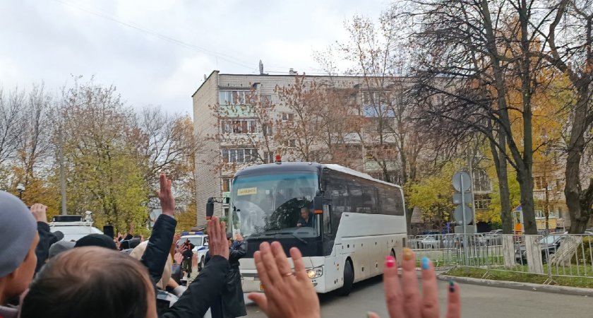 Под марш "Прощание славянки" выехал очередной автобус с чебоксарскими мобилизованными