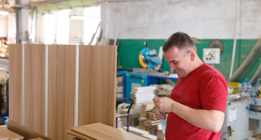Один день на производстве дверей в Чебоксарах: как строится этот бизнес