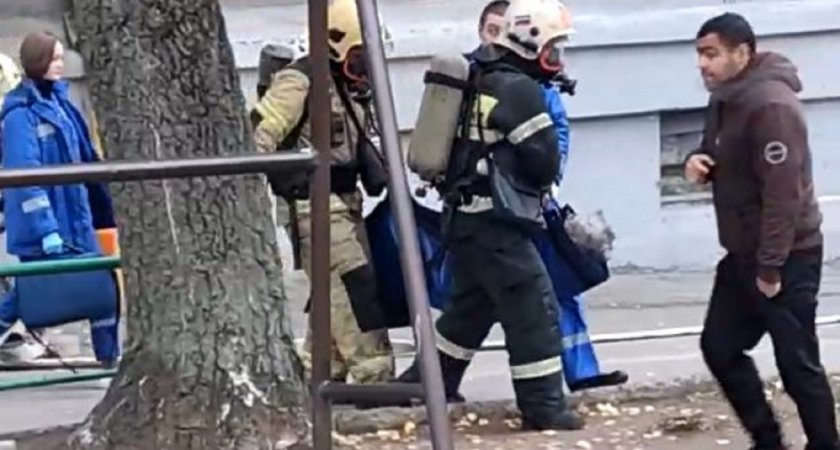 В Чебоксарах горит квартира на пятом этаже: из огня спасли женщину