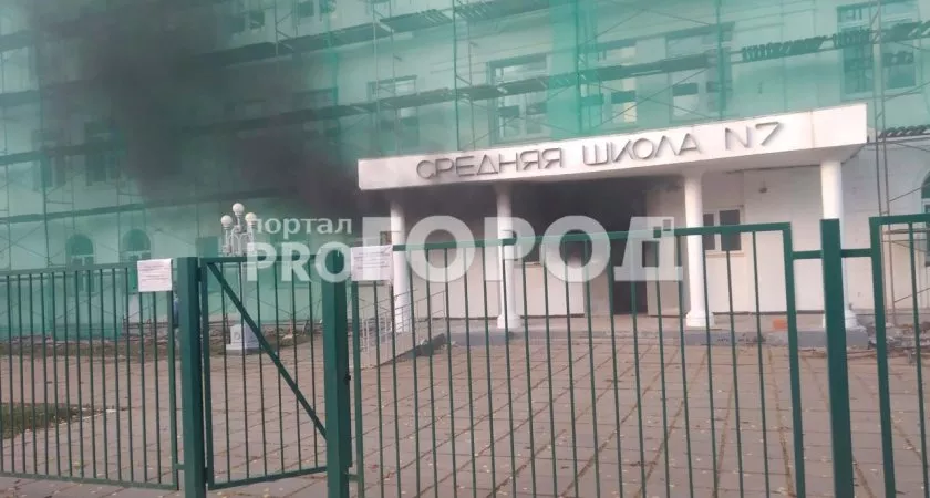 Фото к статье: В Чапаевском Поселке горит школа № 7