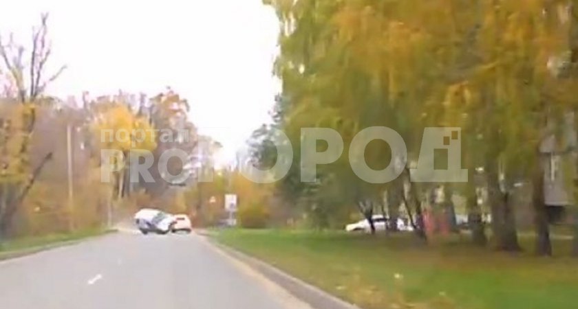 Крутой вираж с переворотом показал водитель "Ларгуса" в Новочебоксарске