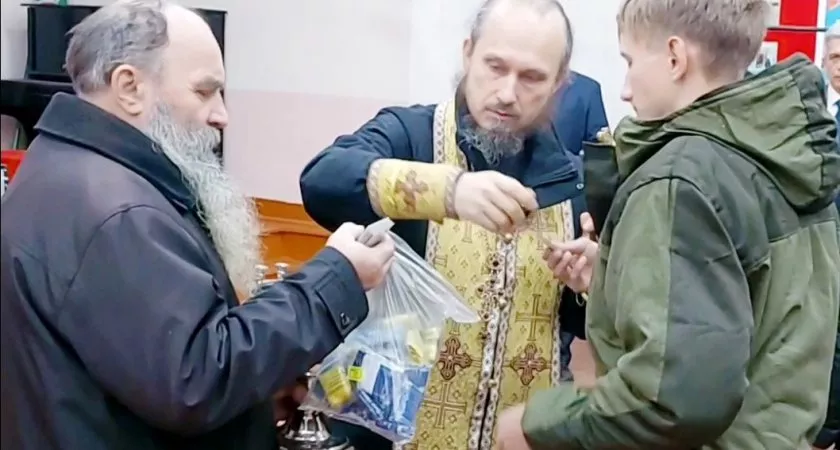 Фото к статье: В Шумерле с платками и благословениями проводили мобилизованных мужчин