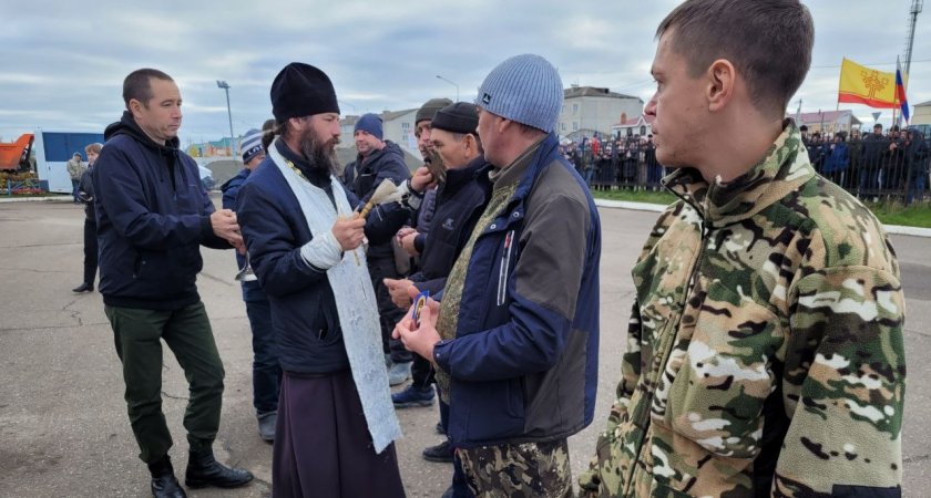 Добровольцев из Яльчикского и Комсомольского районов благословили на службу