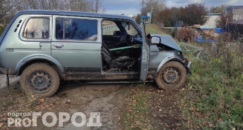 В Новочебоксарске водитель бросил "Ниву" после сквозного пробития забором