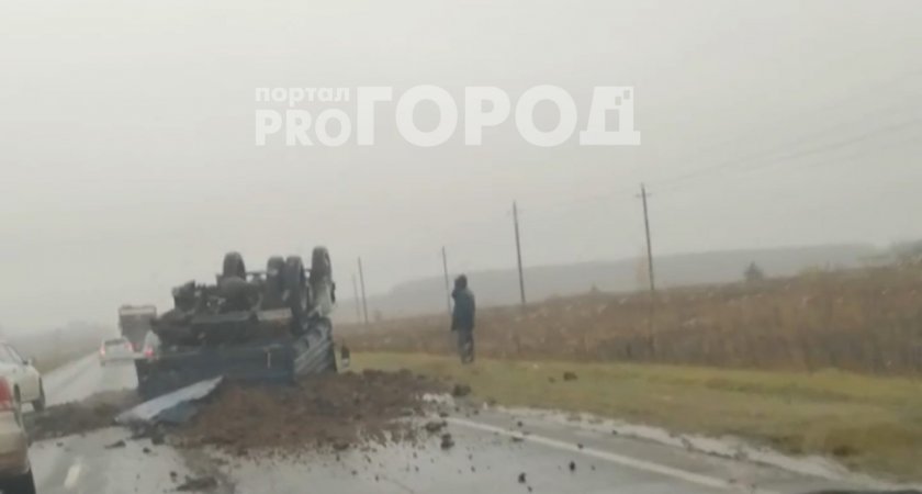 В Чебоксарском районе перевернулся грузовик с грунтом