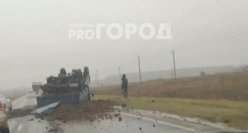 Фото к статье: В Чебоксарском районе перевернулся грузовик с грунтом