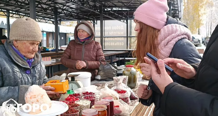 Фото к статье: Бабушке, которой устроили погром на рынке, помогли неравнодушные: "За час собрали 7 тысяч"