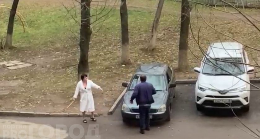 В Чебоксарах женщина в халате выбежала во двор и побила "Приору" скалкой