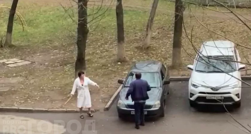 Фото к статье: В Чебоксарах женщина в халате выбежала во двор и побила "Приору" скалкой