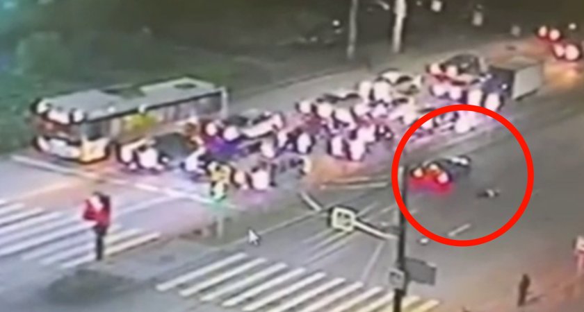 Появилось еще одно видео, как машина сбила человека в капюшоне на проспекте Мира