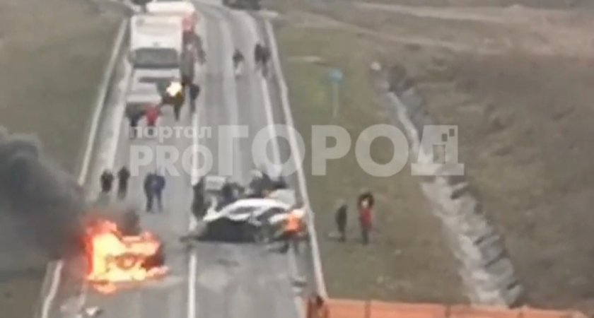 Возле Канаша в ДТП взорвалась и горит машина