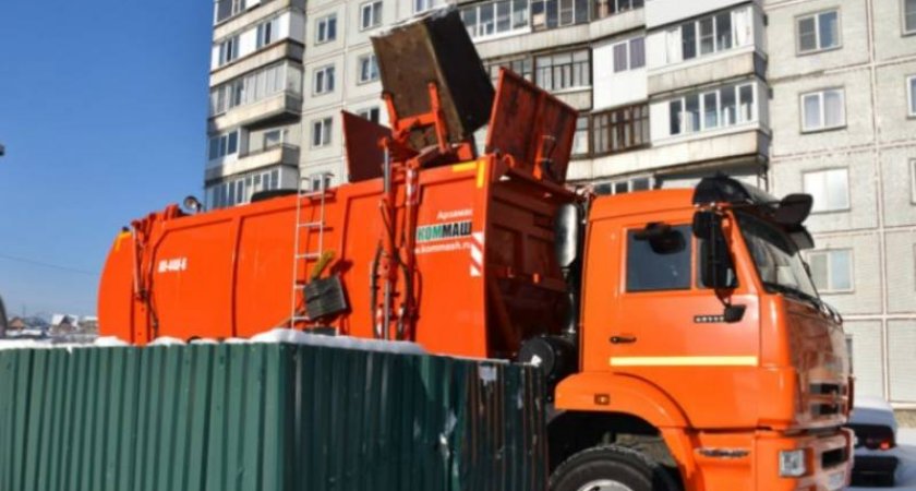 В Чебоксарах на оператора мусоровоза упал металлический контейнер