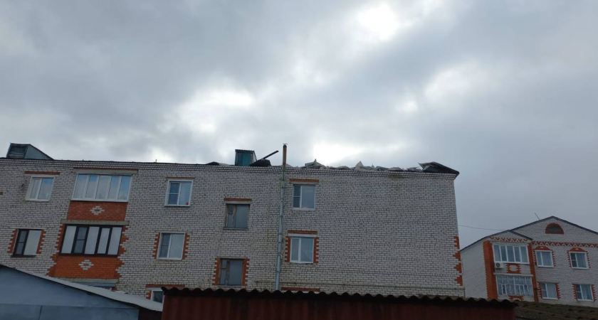 В Батырево ветром снесло крышу многоквартирного дома