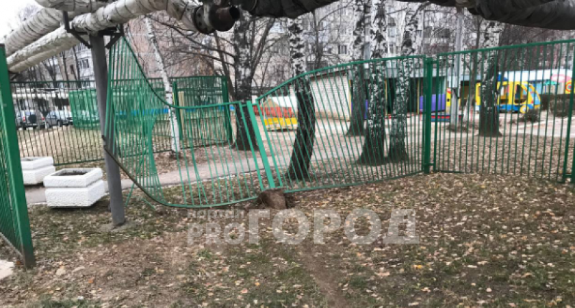 В Чебоксарах неизвестный разрушил забор детского сада