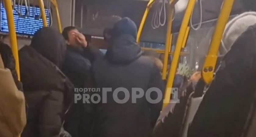 В чебоксарском автобусе № 52 произошла драка двух мужчин 