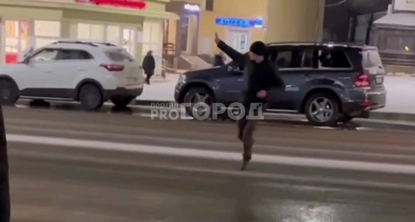 Мужчина бегает по проезжей части в Чебоксарах и кричит на прохожих