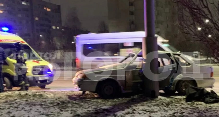 Фото к статье: В Чебоксарах "Лада" врезалась в столб