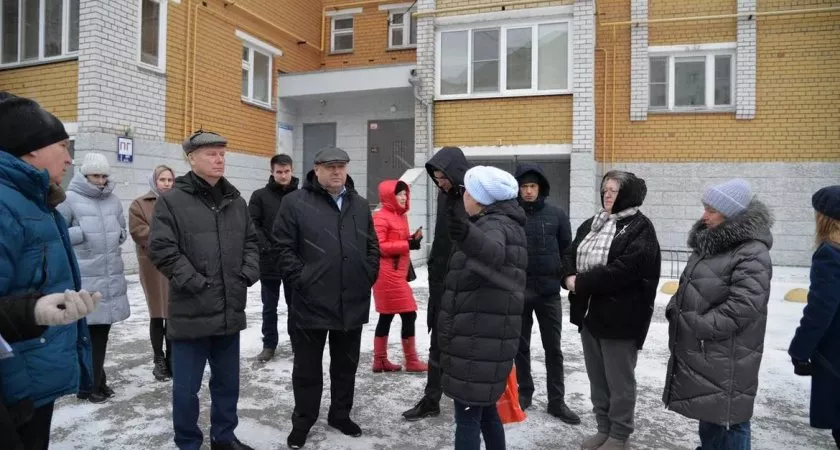 Фото к статье: Глава города Евгений Кадышев провел выездное совещание по обращениям граждан