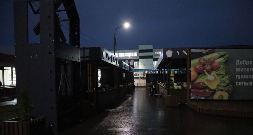 "Суперсовременный" мини-рынок на Эльгера оказался без света, туалета и даже мусорок