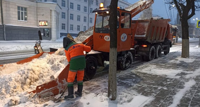 Дорожные службы борются со снегопадом в Чебоксарах