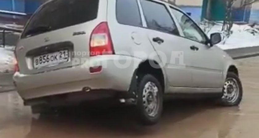 В Чебоксарах легковушка тонет в провале от прорыва водопровода