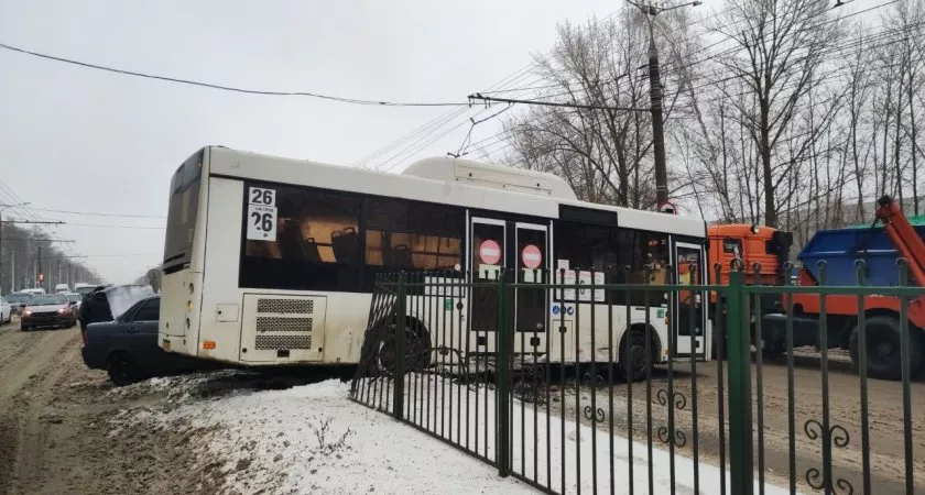 Фото к статье: В Чебоксарах автобус № 26 снес забор и вылетел на встречку