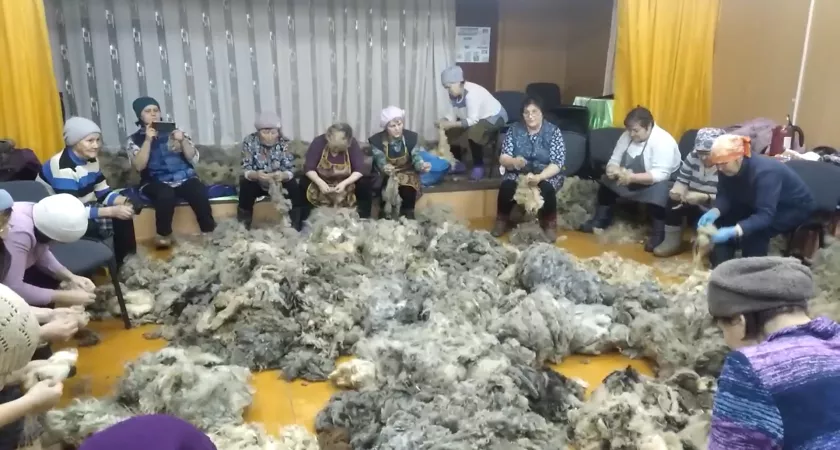 Фото к статье: Деревенские женщины под чувашские песни каждый вечер делают шерстяные носки