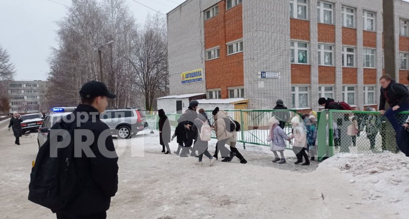 В новочебоксарской школе с первого урока эвакуировали детей